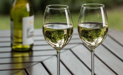 Stock image: two wines glasses with white wine on a table